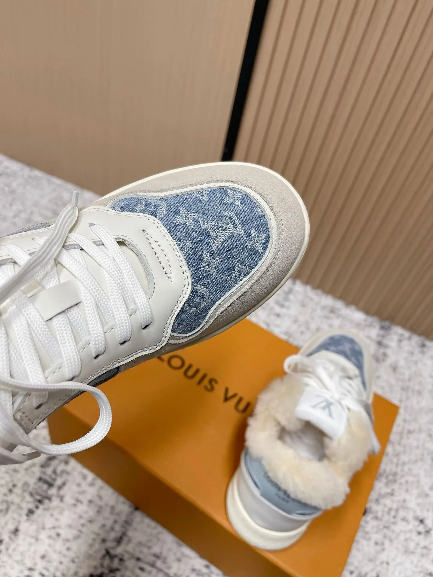 Men's shoes pP700! Top version Louis Vuiton Louis Vuitton sneakers casual shoes wool style‼ ️ LV Trainer sneakers are a classic idea inspired by retro basketball shoes by designer Virgil Abloh. This time, they are spliced ​​with smooth cow leather and Monogram embossed grained cow leather, and are embellished with Monogram flowers on the rubber outsole, reflecting a striking jump in one color! Fabric: Original imported first-layer cowhide Lining: Warm wool lining Bottom thickness: about 3cm Size: 35-41